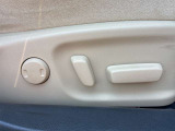 【パワーシート】スイッチ操作ひとつで前後・高さ・背もたれ角度を細かく調整可能なパワーシート。体格や好みに合わせて最適な姿勢で運転できます。