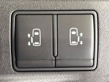 【両側パワースライドドア】スマートキーや運転席のスイッチで後席両側スライドドアの開閉が可能♪電動だから力を入れてドアを開ける必要が無く、小さなお子様でも簡単に開け閉めでき快適です♪