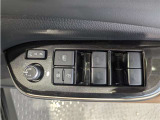 パワーウィンドウのスイッチですよ。 運転席に居ながら窓を開け閉めのコントロールできますよ。 ロック機能で、子供がイタズラして窓を開けるという事も無くなりますよ。