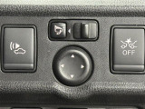 【電動格納ドアミラー】狭路の通行時や狭い場所に停車させるときに活躍する装備ですね。ボタン一つでドアミラーが格納されます。