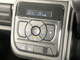 【オートエアコン】一度お好みの温度に設定すれば、車内の温度を検知し風量や温度を自動で調整。暑い&hellip;寒い&hellip;と何度もスイッチ操作をする必要はありません。快適な車内空間には必須の機能ですね♪