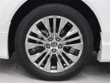 19インチアルミホイール(スーパークロームメタリック塗装)が装着されています。タイヤサイズ225/55R19