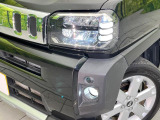 【LEDヘッドライト】悪天候や夜間走行時も良好な視界を確保し安心して運転できる高輝度LEDヘッドライトを装備!点灯速度が早く、消費電力も抑えられています。