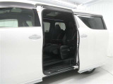 【両側パワースライドドア】両側パワースライドドア付きだから、狭い駐車スペースなどでの 乗り降りラクラク!小さなお子さまのいるご家庭には嬉しい装備。