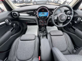 こちらのお車はMINI NEXT鶴ヶ島に展示中です。☆お問合せをお待ちしてます!