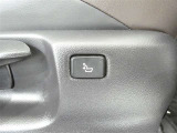 運転時の腰の負担を軽減してくれる電動ランバーサポート装着です。長距離ドライブの強い味方ですね。