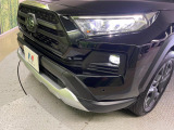 【LEDヘッドライト】悪天候や夜間走行時も良好な視界を確保し安心して運転できる高輝度LEDヘッドライトを装備!点灯速度が早く、消費電力も抑えられています。