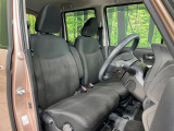 運転席まわりには十分なスペースがあり、大柄な方でもゆったり運転していただける環境です。