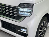【LEDヘッドライト】悪天候や夜間走行時も良好な視界を確保し安心して運転できる高輝度LEDヘッドライトを装備!点灯速度が早く、消費電力も抑えられています。