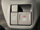 指先だけで簡単に操作が可能な電動パーキングブレーキを採用。「HOLD」スイッチを押すと、渋滞や信号待ちなどでブレーキペダルから足を離しても、ブレーキを保持するので安心です
