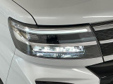 【LEDヘッドライト】現代の主流のライト。明るい光が瞬時に立ち上がり、必要な場所を均一に照らします。寿命も長く省エネで、スタイリッシュなデザインです♪
