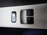 前席の窓の開閉は電動になりますので、便利ですよね。