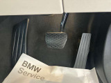 【ペダル】BMWはオルガン式アクセルペダルを採用しています。踏み込む足とペダルが同じ軌跡を描くため、かかとがずれにくく、アクセルコントロールがよりしやすくなるメリットがあります。