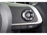 追従機能付クルーズコントロール搭載です。先行車を検知して適切な車間距離を保てる速度に調整、先行車がいなくなったら設定速度で走行を続けてくれます。運転操作の負担を軽減し、疲労軽減に貢献してくれます。