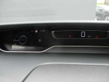 運転席のスピードメーターになります。デジタルで見やすく安全快適なドライブを楽しめます。