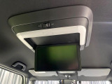 【フリップダウンモニター】大画面モニターで後席でもエンタメをお楽しみいただけます。小さなお子様にも大人気の装備です♪