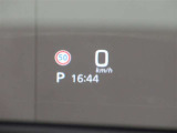 カラーヘッドアップディスプレイ付き。少ない視線移動で情報を確認できるので、運転の疲労軽減に繋がりますよ♪