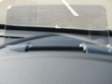 運転視界の遠方上方に虚像を投影することで前を見ながら情報の視認ができます。本当にドライバーが必要な情報を適切に伝え、楽しんで頂くことを考えた新世代装備です。※虚像は1.5m前方に浮かぶイメージです。
