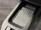 スマートフォンなどがスッキリ置けるセンターコンソールトレイです