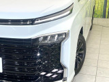 【LEDヘッドライト】悪天候や夜間走行時も良好な視界を確保し安心して運転できる高輝度LEDヘッドライトを装備!点灯速度が早く、消費電力も抑えられています。
