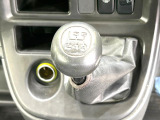 【5速MT】マニュアルならではの運転の楽しさを味わえる一台。通勤から休日のドライブまで、幅広く活躍します。