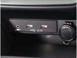 AUX端子、USBtypeA端子2個、DC12V電源が付いています。