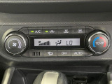 【オートエアコン】一度お好みの温度に設定すれば、車内の温度を検知し風量や温度を自動で調整。暑い&hellip;寒い&hellip;と何度もスイッチ操作をする必要はありません。快適な車内空間には必須の機能ですね♪
