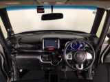 【前方視界】開放的な前方視界!運転がしやすく疲れにくいです♪窓が大きく、見通しがとっても良いおクルマですよ♪