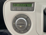 【オートエアコン】一度お好みの温度に設定すれば、車内の温度を検知し風量や温度を自動で調整。暑い&hellip;寒い&hellip;と何度もスイッチ操作をする必要はありません。快適な車内空間には必須の機能ですね♪