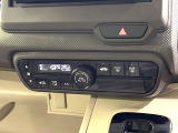 【オートエアコン】一度お好みの温度に設定すれば、車内の温度を検知し風量や温度を自動で調整。暑い&hellip;寒い&hellip;と何度もスイッチ操作をする必要はありません。快適な車内空間には必須の機能ですね♪