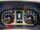 様々な車両情報を表示できるTFTマルチインフォメーションディスプレイを中央に配した視認性の高い大型2眼メーターです