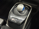 【シフトレバー】近年のハイブリッド車特有のスマートなシフトレバー。身近に触れるポイントですが、先進的で近未来のような印象を受けますね。