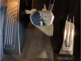 【ペダル】BMWはオルガン式アクセルペダルを採用しています。踏み込む足とペダルが同じ軌跡を描くため、かかとがずれにくく、アクセルコントロールがよりしやすくなるメリットがあります。