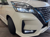 【LEDヘッドライト】悪天候や夜間走行時も良好な視界を確保し安心して運転できる高輝度LEDヘッドライトを装備!点灯速度が早く、消費電力も抑えられています。
