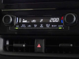 車内を快適に、オートエアコンを装備しています。