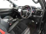シンプルで使いやすいデザインの運転席です。