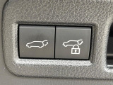 【パワーバックドア】スマートキーや運転席のボタンを押すだけでリアゲートが自動で開閉します!荷物を持っている時や、高い位置にあるバックドアを閉める際に便利な機能です♪