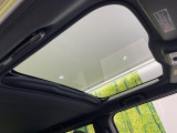 【ガラスルーフ】ガラスルーフ搭載で車内の解放感が一気にアップ!開放的なドライブをお楽しみいただけます。