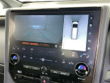 パノラミックビューモニターを装備。駐車場や交差点でクルマを真上から見るように周囲を確認できます。機能の詳細は販売店スタッフまでおたずねください。