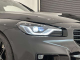 アダプティブLEDヘッドライトはステアリングを切った方向を照らします。