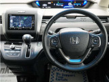 運転にかかわる様々な操作を安全に行えるように視点移動が少なく、操作性に配慮されたスイッチ類が凝縮されたコクピットです。