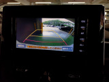 バックカメラの画像です。ガイドラインがスムースな車庫入れをサポートいたします。車庫入れの安心感がアップしますね。