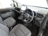 シンプルで使いやすいデザインの運転席です。