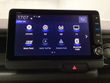 HondaCONNECT対応の便利なナビディスプレー。お持ちのスマートフォンと連携して、ナビやBluetoothでの音楽再生が可能です。デザインはもちろん、操作性も良好です。