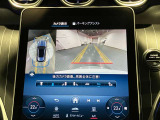 【全方位型モニター】クルマを上空から見下ろしているかのように、直感的に周囲の状況を把握できる全方位型モニター。狭い場所での駐車でも周囲が映像で確認できます。