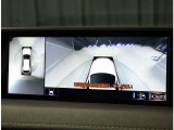 パノラミックビューモニター。車両を上から見たような映像を表示。運転席から目視しにくい車両周囲の状況をリアルタイムで確認できます。