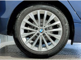 BMWの純正アロイホイールは軽量かつ強度にも優れているホイールで走行性能を引き上げる設計になっております。足元にもBMWは妥協がなくこだわっている個所になります。