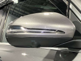 ウィンカー内蔵ドアミラーを開発したのは『メルセデス・ベンツ』です。他車からの視認性が高まり、事故の可能性を低減させています。更に、点灯部分はドライバーの視界に入らないように設計されています。