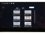 前後ドライブレコーダー搭載。車載カメラの映像を内蔵メモリーに録画。別のカメラを後付けすることなく前後映像を記録できます。録画した映像はディスプレイオーディオの大画面ですぐに再生、確認できます。