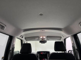 車内は明るくて見通しが良く、初めての方でも運転しやすい印象です。天井が高く圧迫感がないので、お子さまとのお出かけも快適に過ごせます。